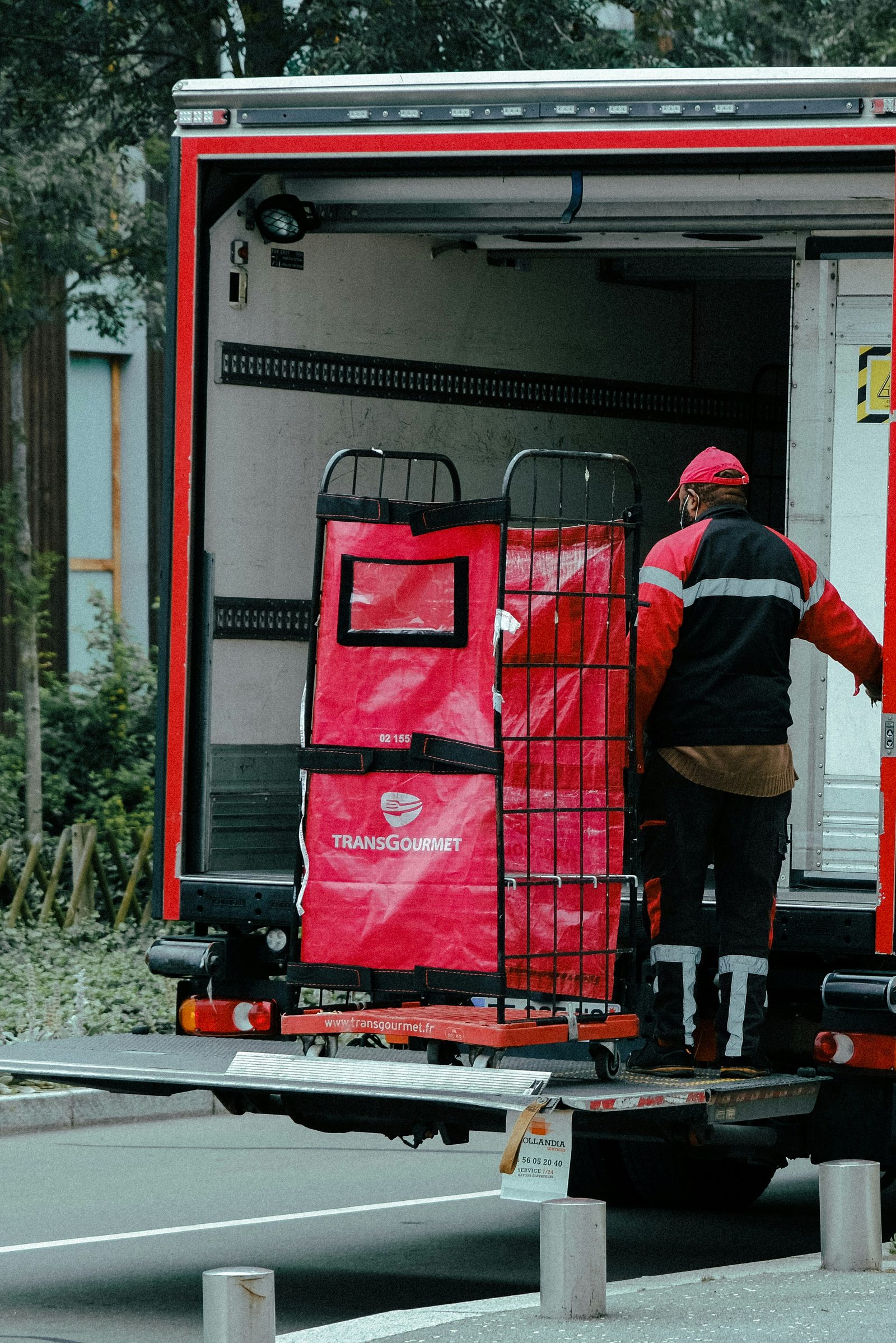 Déchargement de colis dans un centre de distribution Gardère Logistique