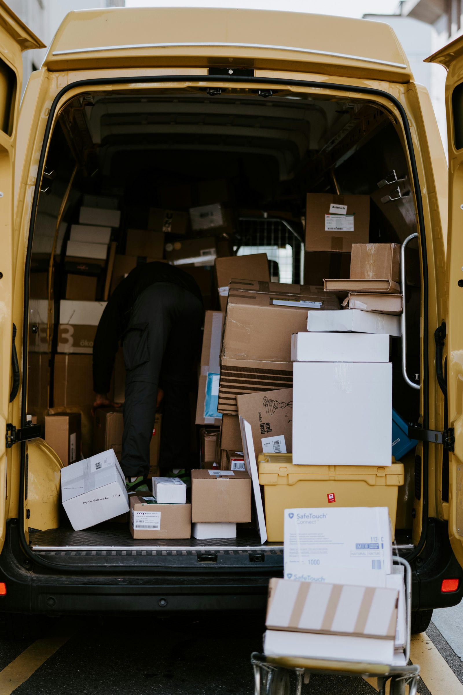 Camionnette commerciale sur autoroute, livraison interprovinciale Canada