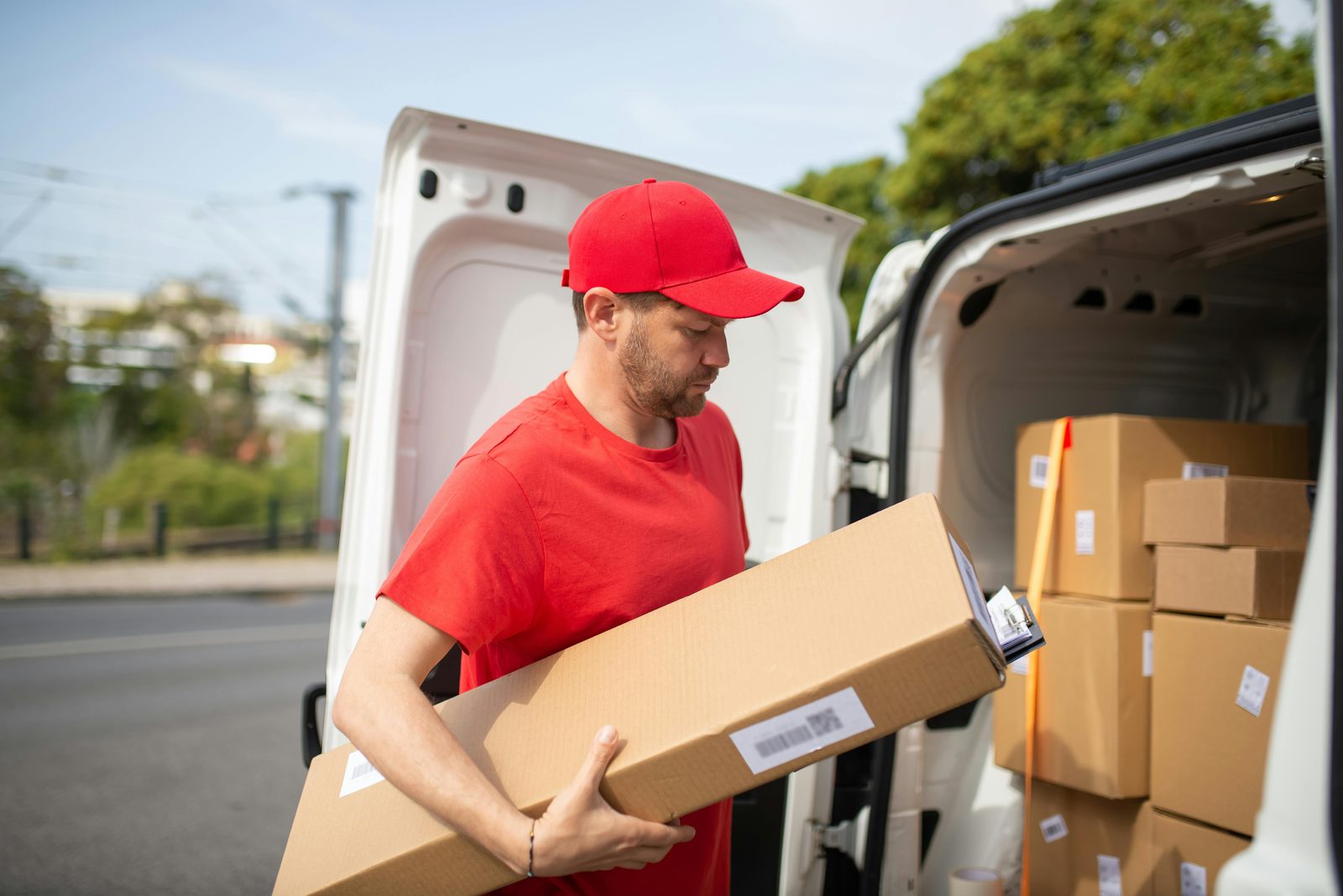 Livreur Gardere Logistique déchargeant une fourgonnette blanche